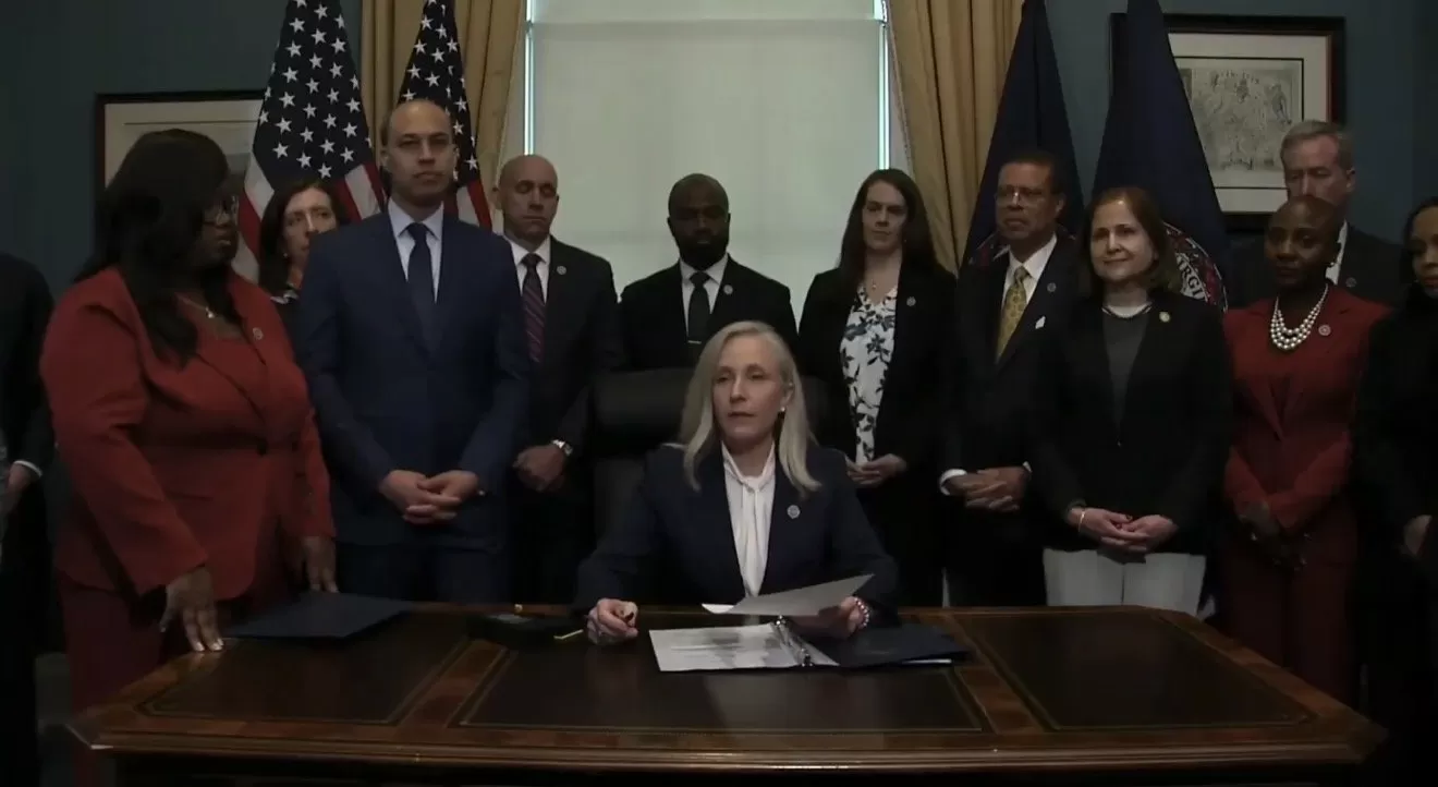 WATCH: Virginia Governor Abigail Spanberger IMMEDIATELY Repeals Youngkin Order Requiring Local Law Enforcement to Comply with ICE After Swearing in Ceremony